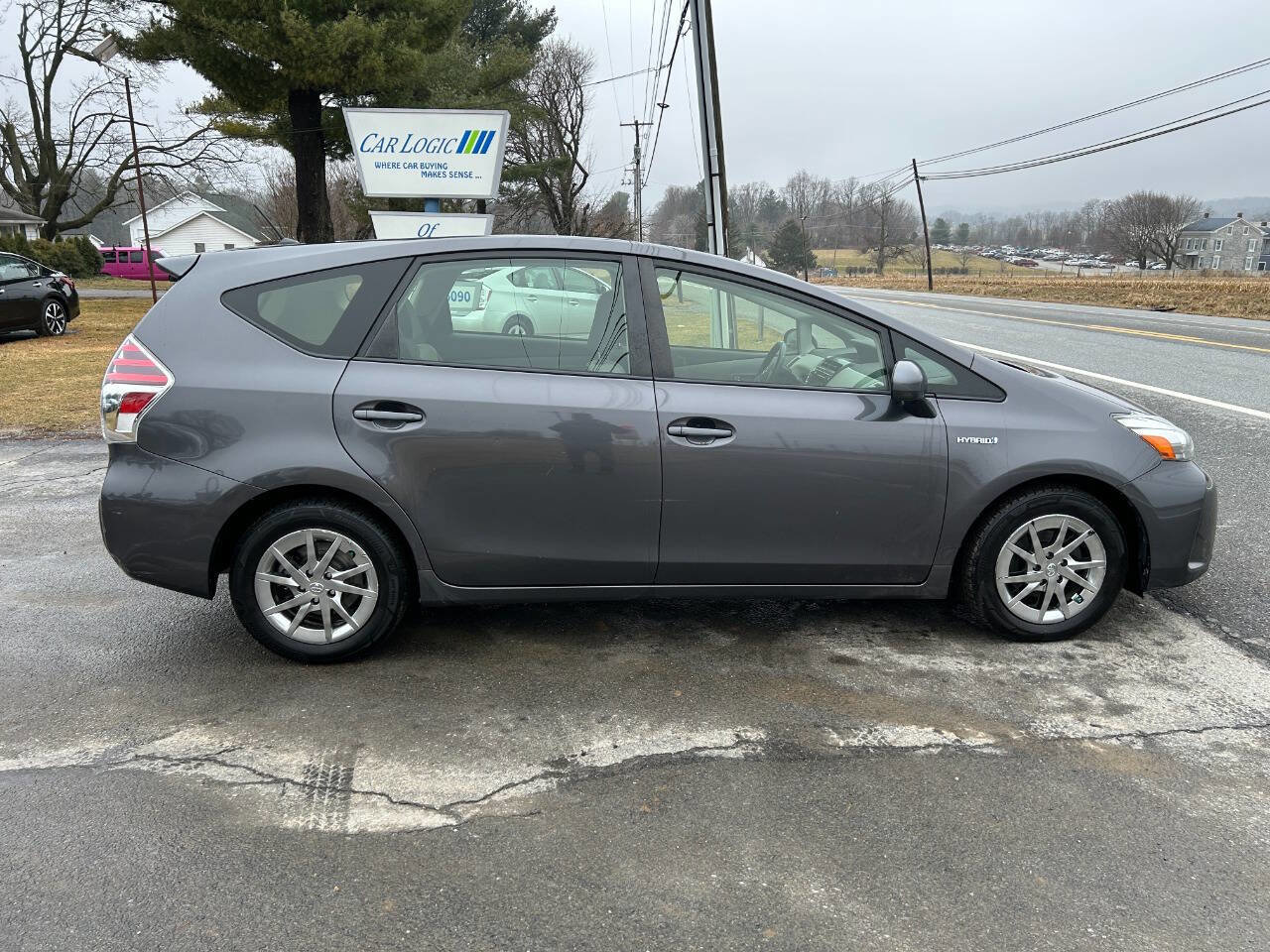 Used 2017 Toyota Prius V Two w/ Carpet Mat Package image 8