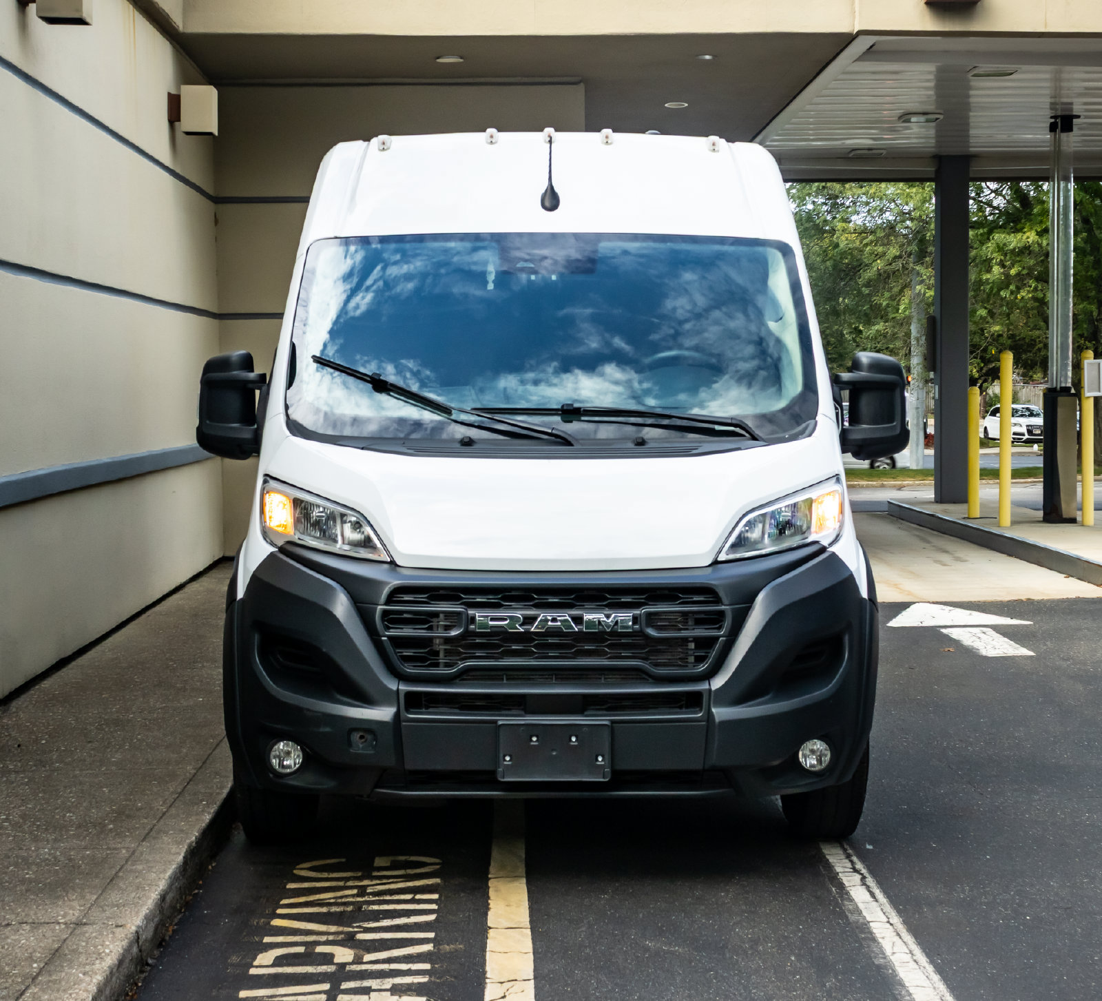 Used 2024 RAM ProMaster 2500 w/ Convenience Group FWD image 2