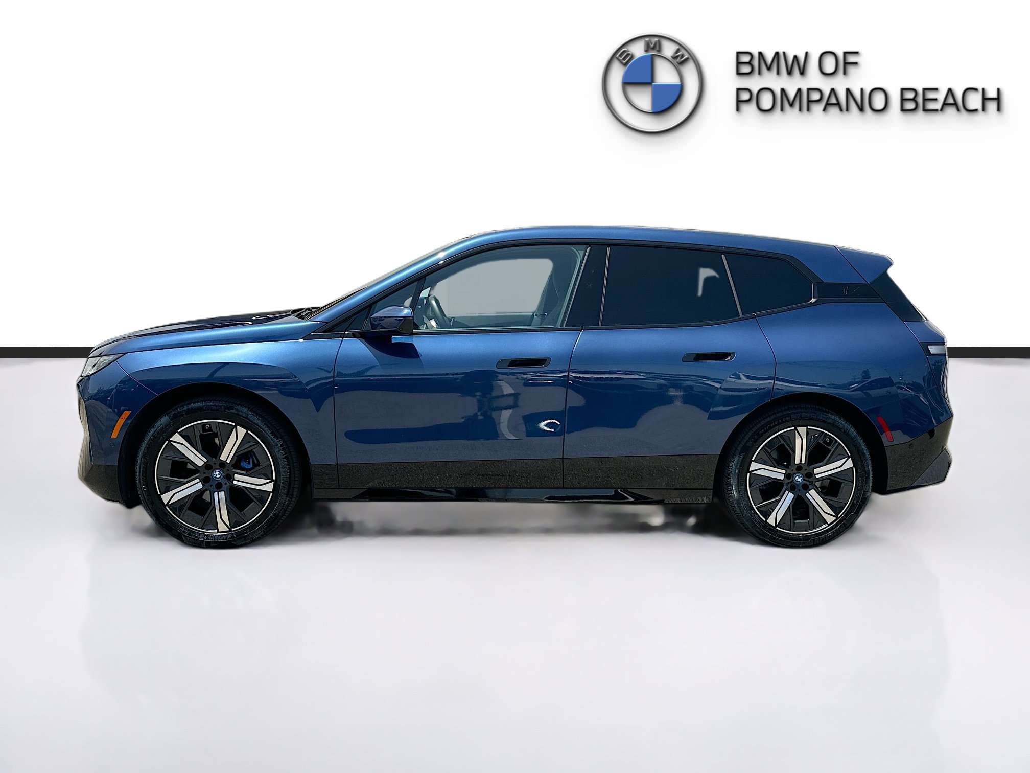 Used 2024 BMW iX xDrive50 w/ Sport Package AWD/4WD image 4