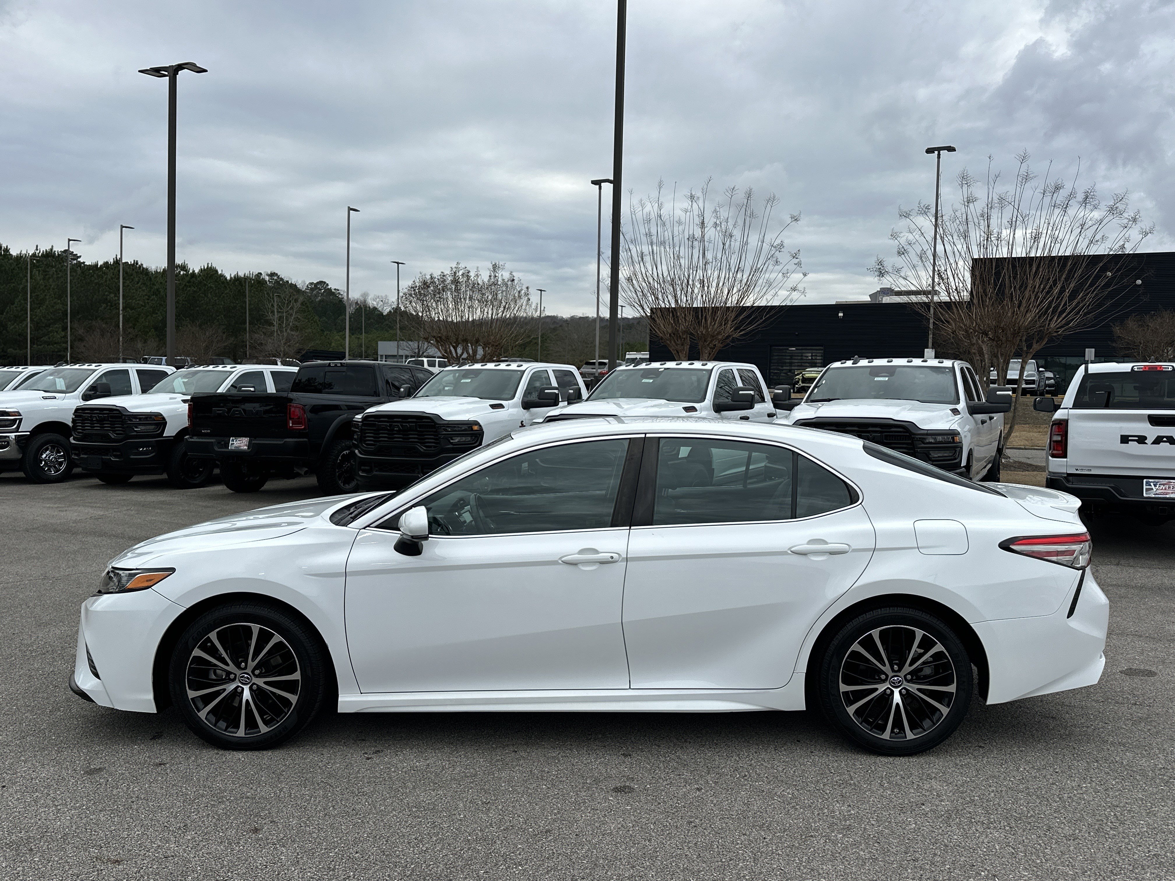 Used 2018 Toyota Camry SE image 4