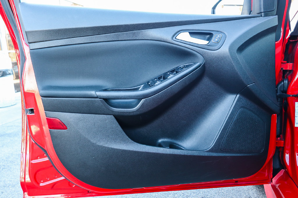 Used 2016 Ford Focus SE w/ SE Sport Package FWD image 21