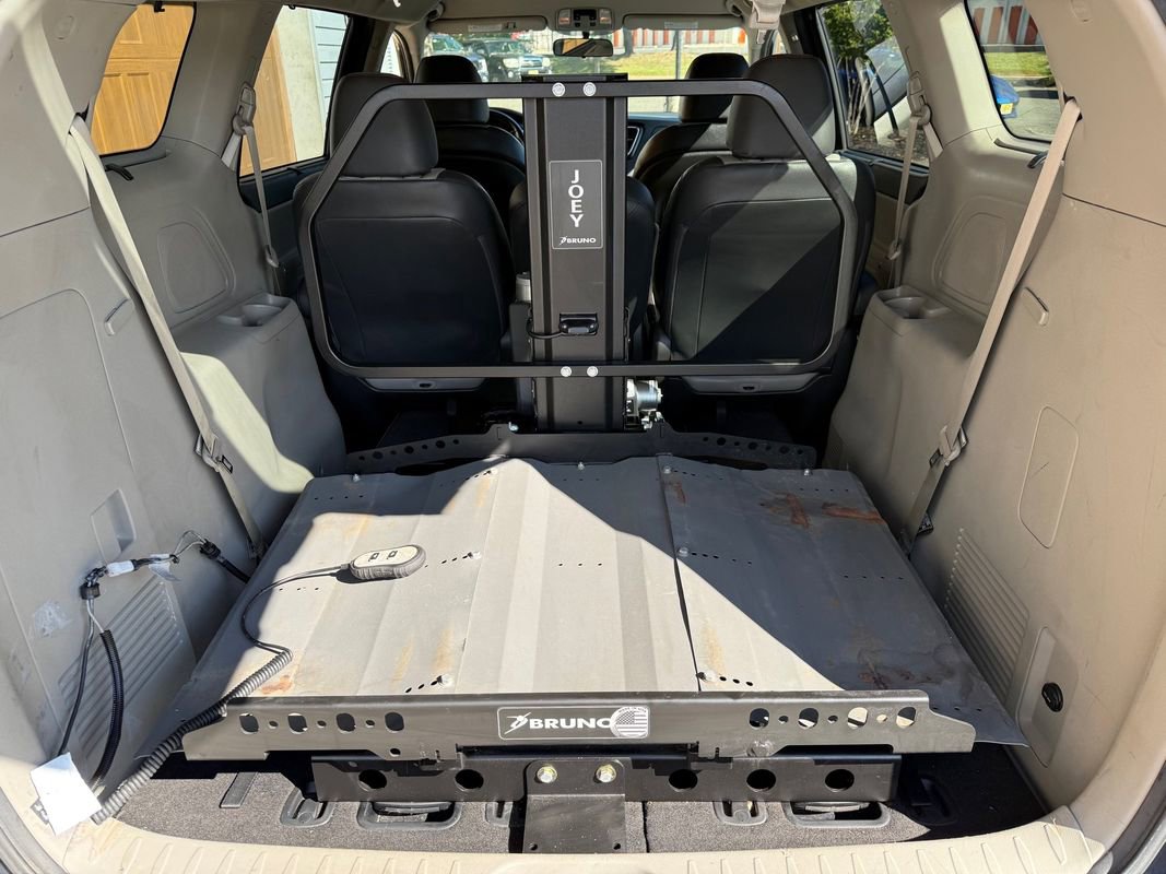 Used 2017 Kia Sedona LX w/ LX Essentials Premium Package image 17