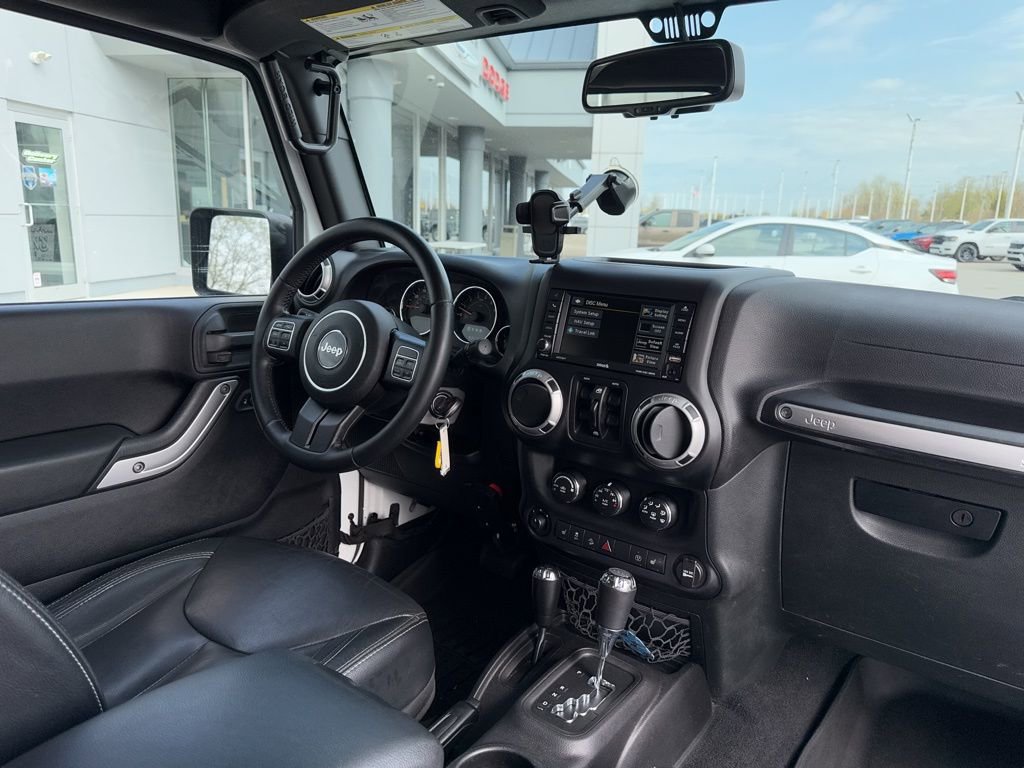 Used 2015 Jeep Wrangler Unlimited Rubicon w/ Connectivity Group AWD/4WD image 34