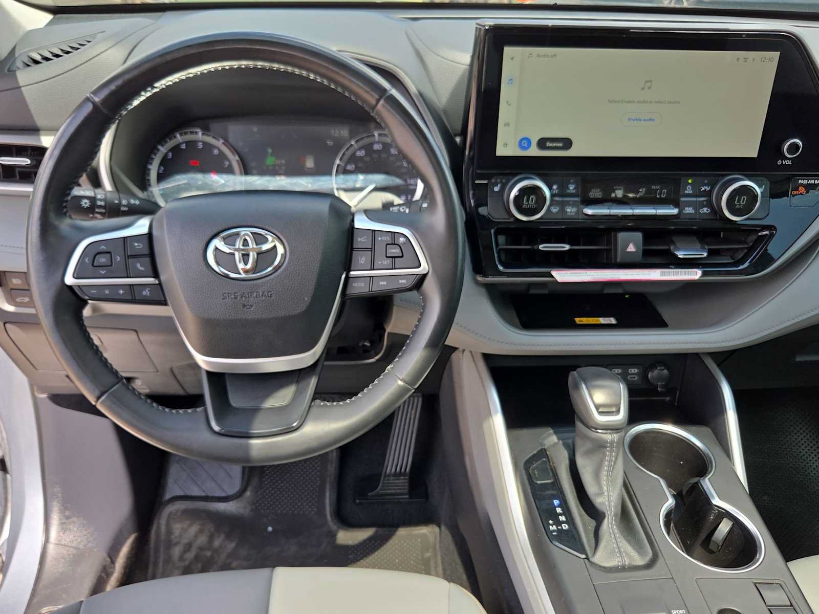 Used 2024 Toyota Highlander XLE FWD image 14