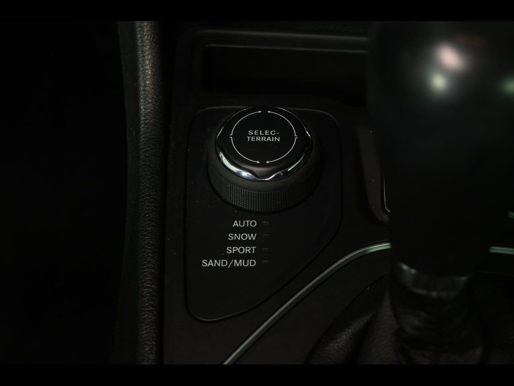 Used 2022 Jeep Cherokee Latitude Lux w/ Sun & Sound Group image 14