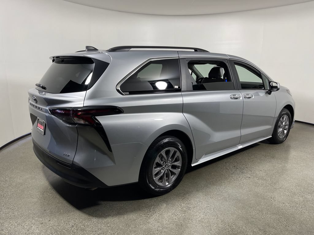 Certified 2025 Toyota Sienna XLE FWD image 3