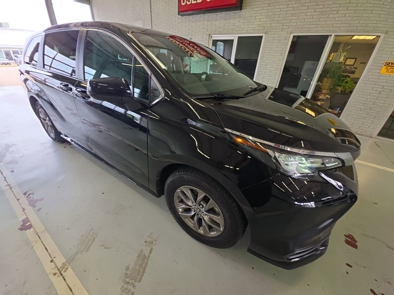 Used 2023 Toyota Sienna LE FWD image 3