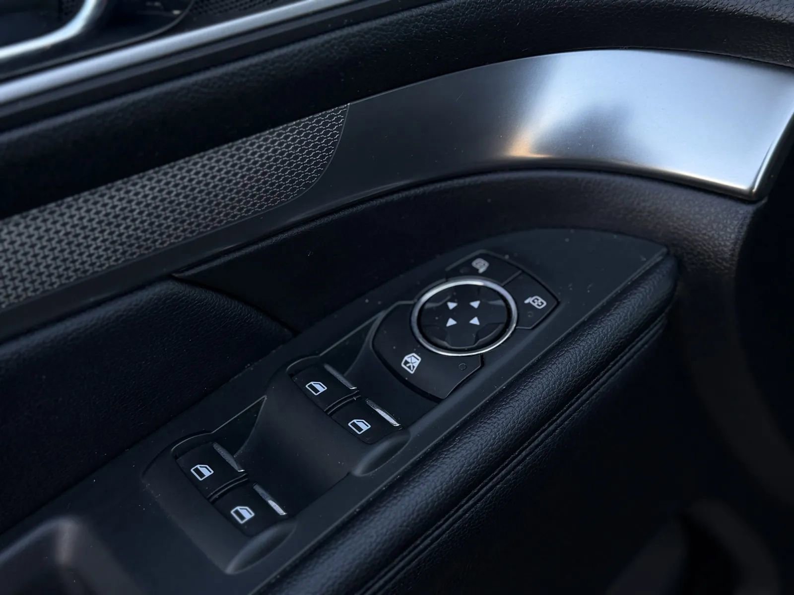 Used 2018 Ford Explorer XLT w/ Equipment Group 202A image 26