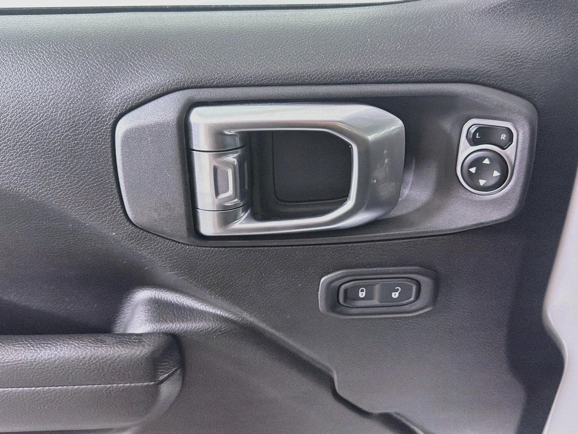 Used 2025 Jeep Wrangler Unlimited Sport AWD/4WD image 15