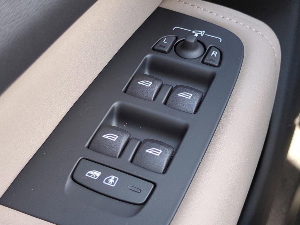 New 2026 Volvo XC60 B5 Plus AWD/4WD image 18