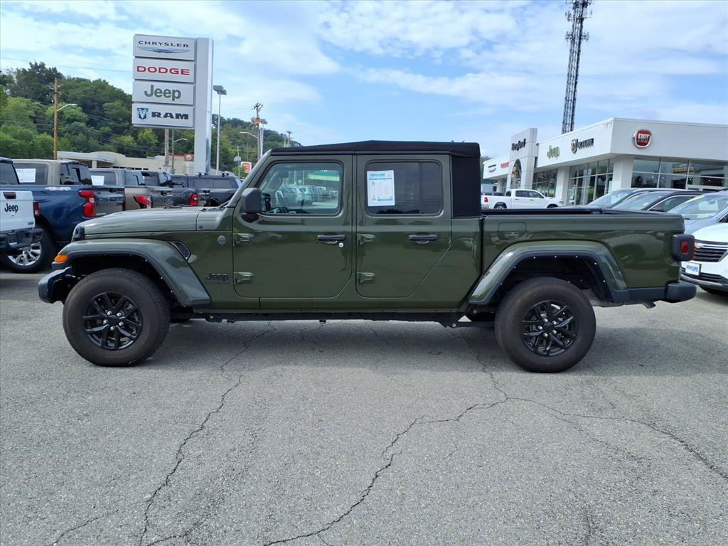 Used 2022 Jeep Gladiator Sport AWD/4WD image 7