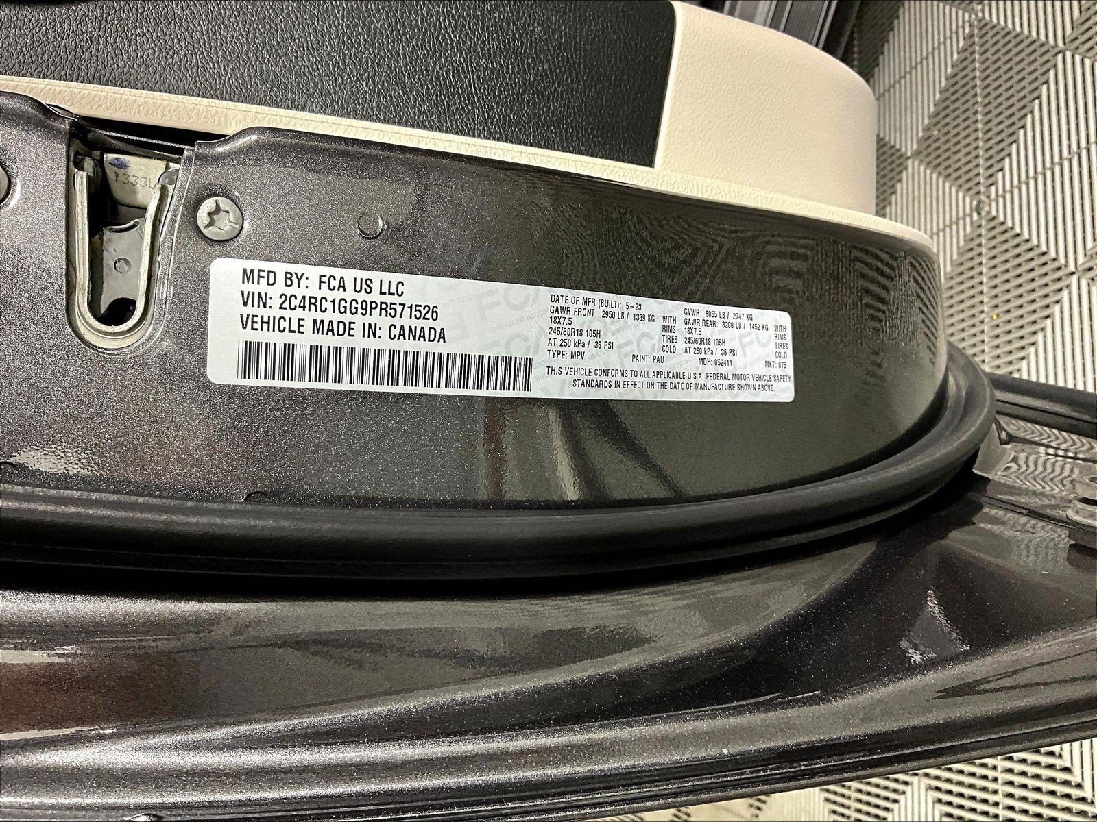 Used 2023 Chrysler Pacifica Limited FWD image 19