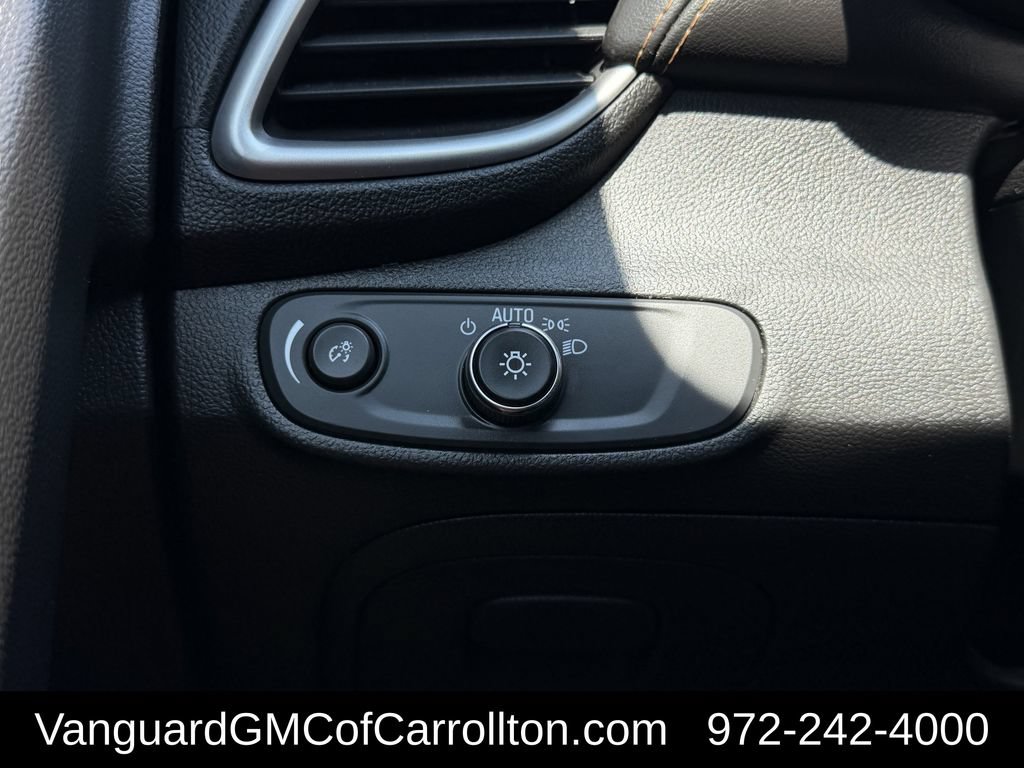 Used 2021 Chevrolet Trax LT w/ LT Convenience Package FWD image 24
