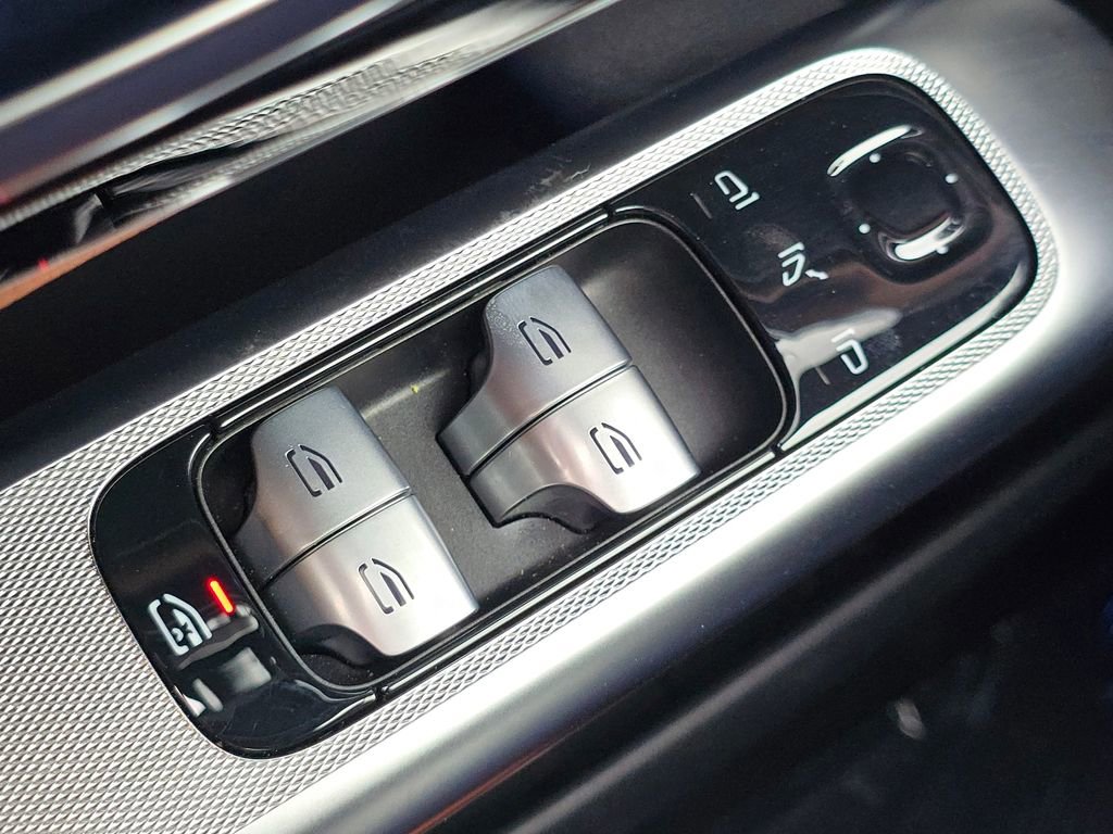 Used 2025 Mercedes-Benz GLC 300 4MATIC image 27