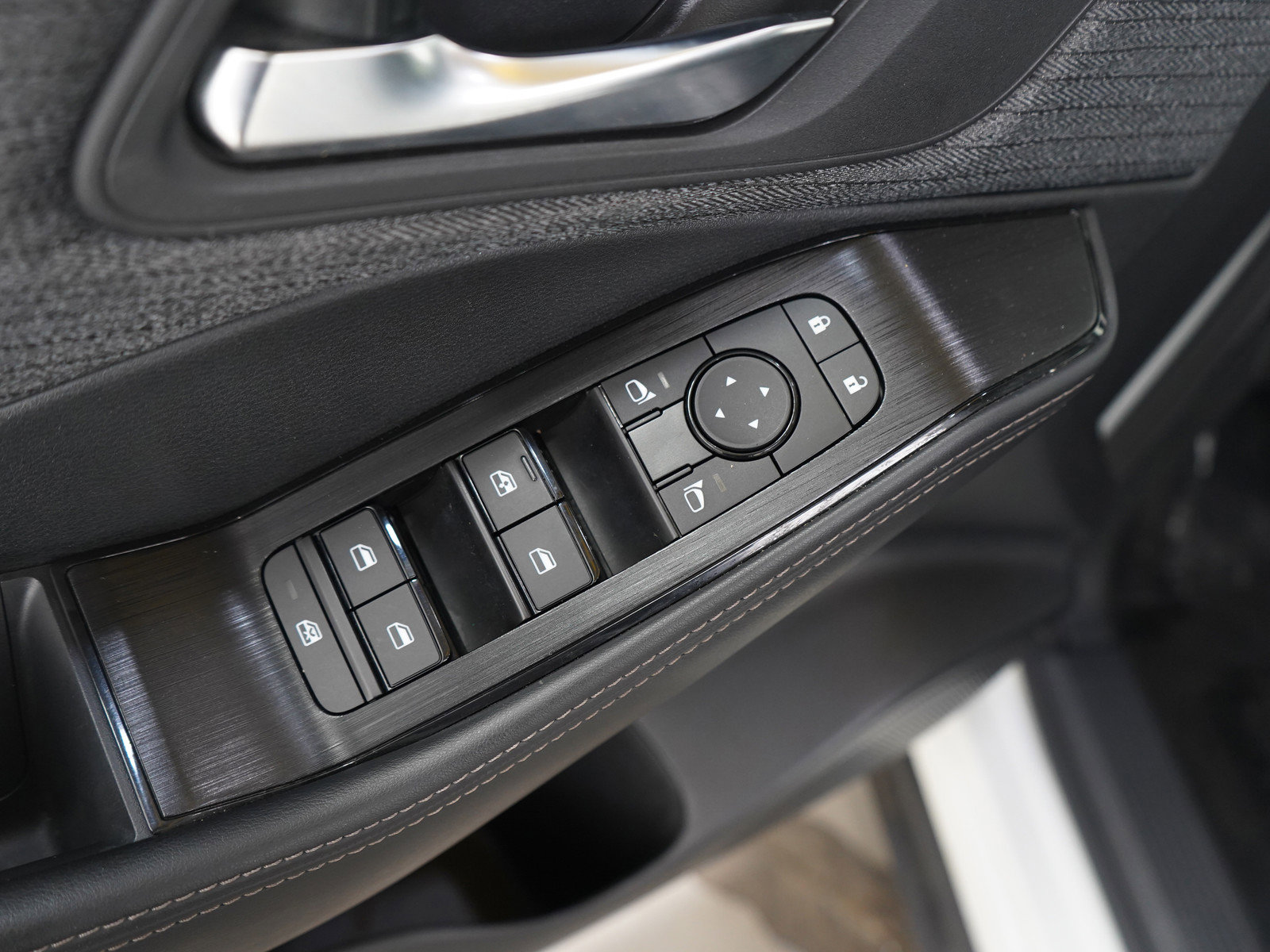 Used 2023 Nissan Rogue SV image 22