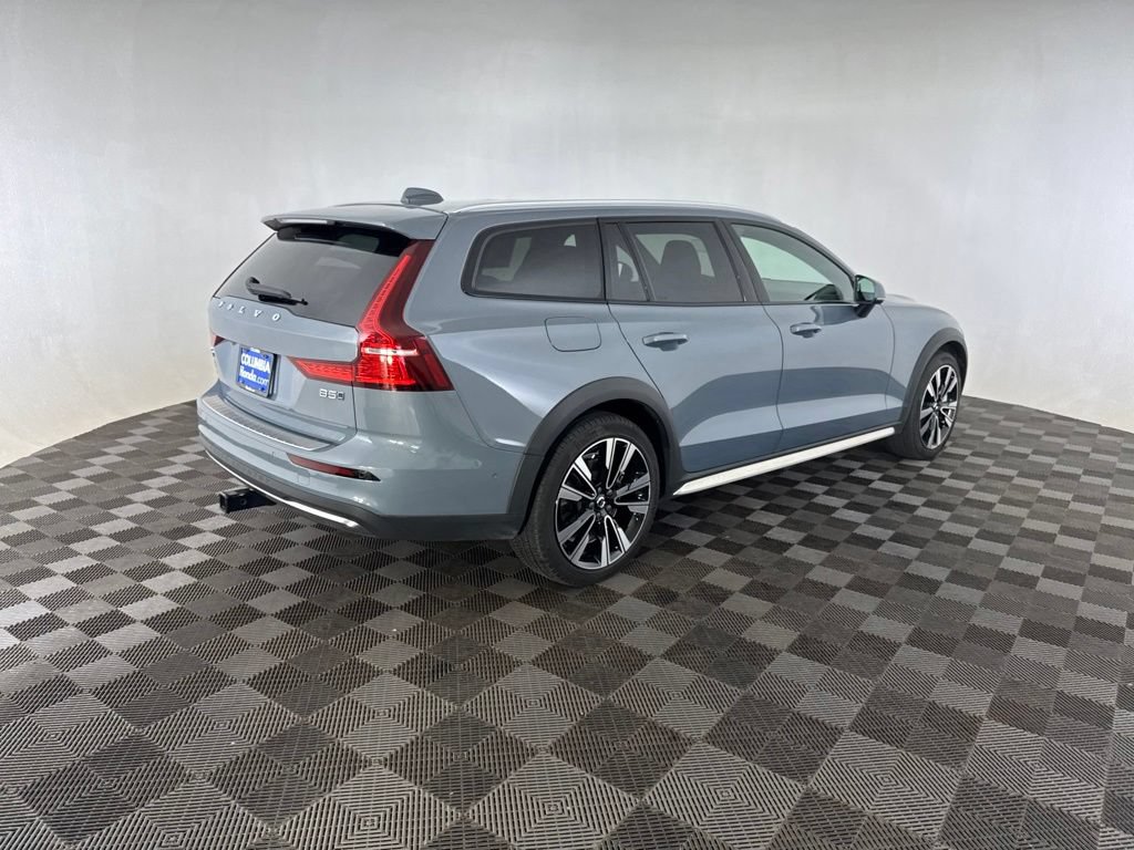 Used 2023 Volvo V60 B5 Cross Country Ultimate AWD/4WD image 7