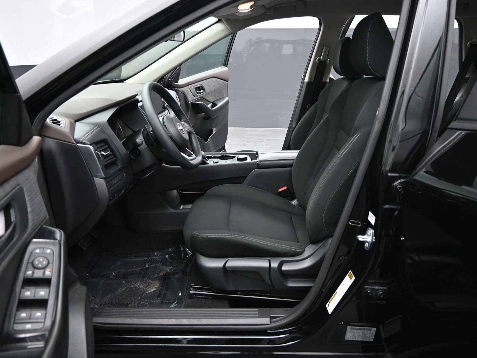 Used 2023 Nissan Rogue S image 15