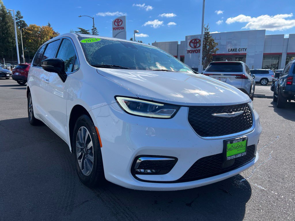 Used 2024 Chrysler Pacifica Limited