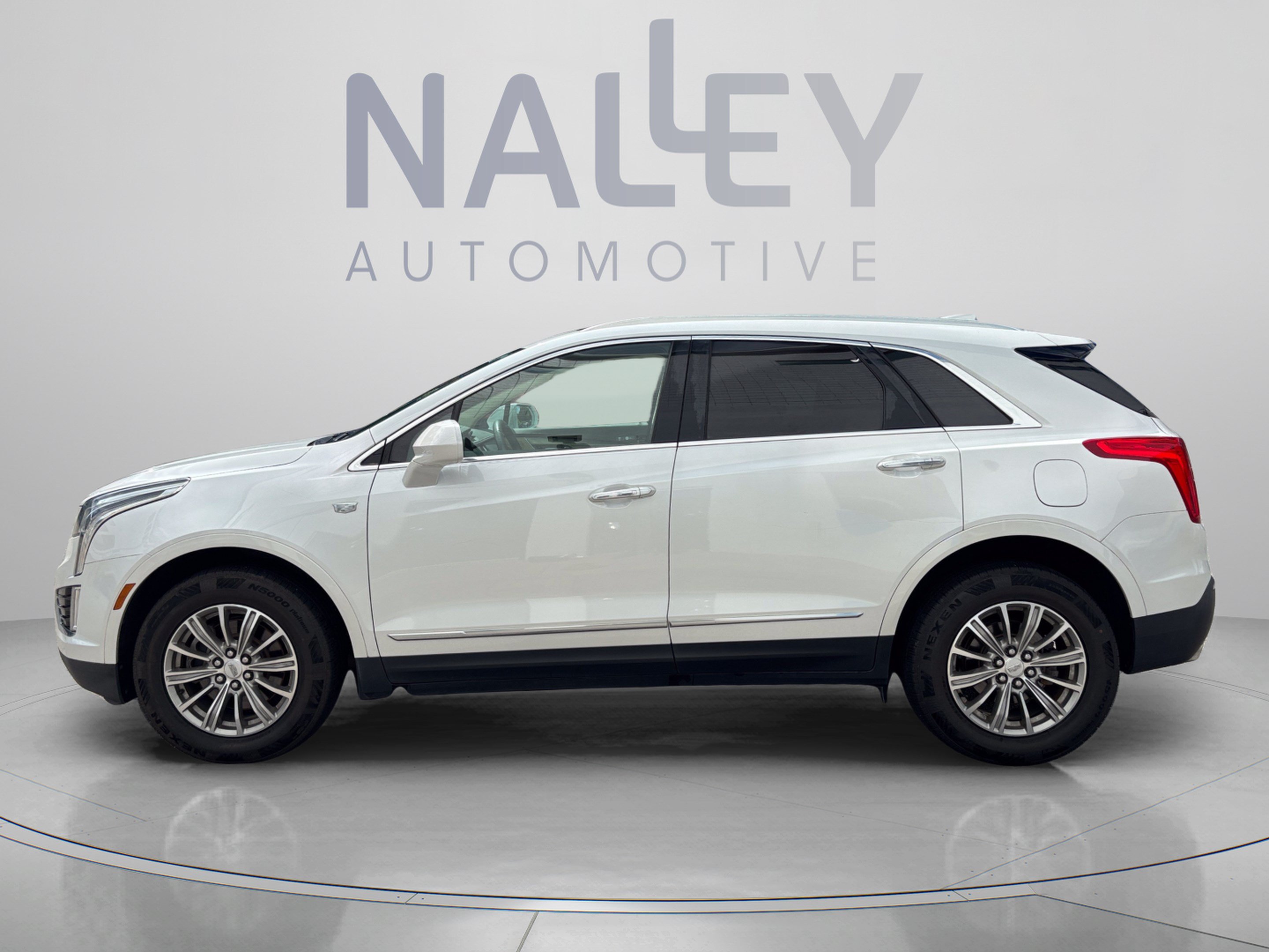 Used 2017 Cadillac XT5 Luxury w/ Driver Awareness Package FWD image 2