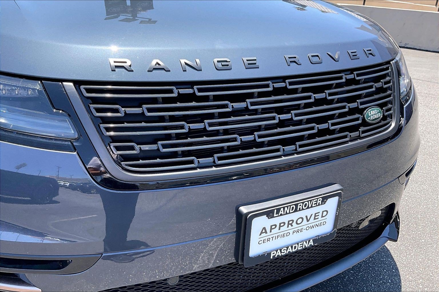 Certified 2025 Land Rover Range Rover Velar Dynamic SE AWD/4WD image 30