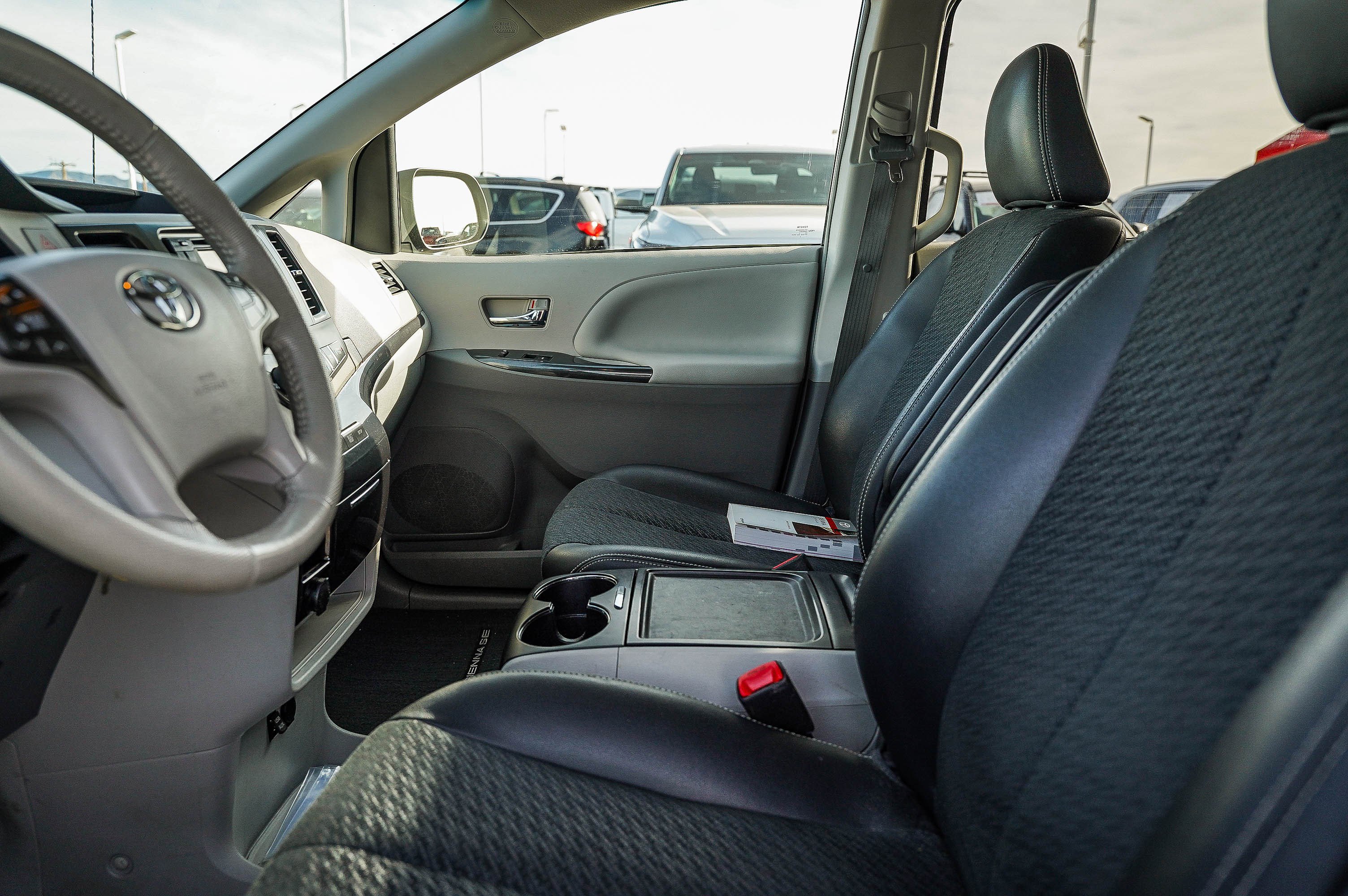 Used 2014 Toyota Sienna SE image 19