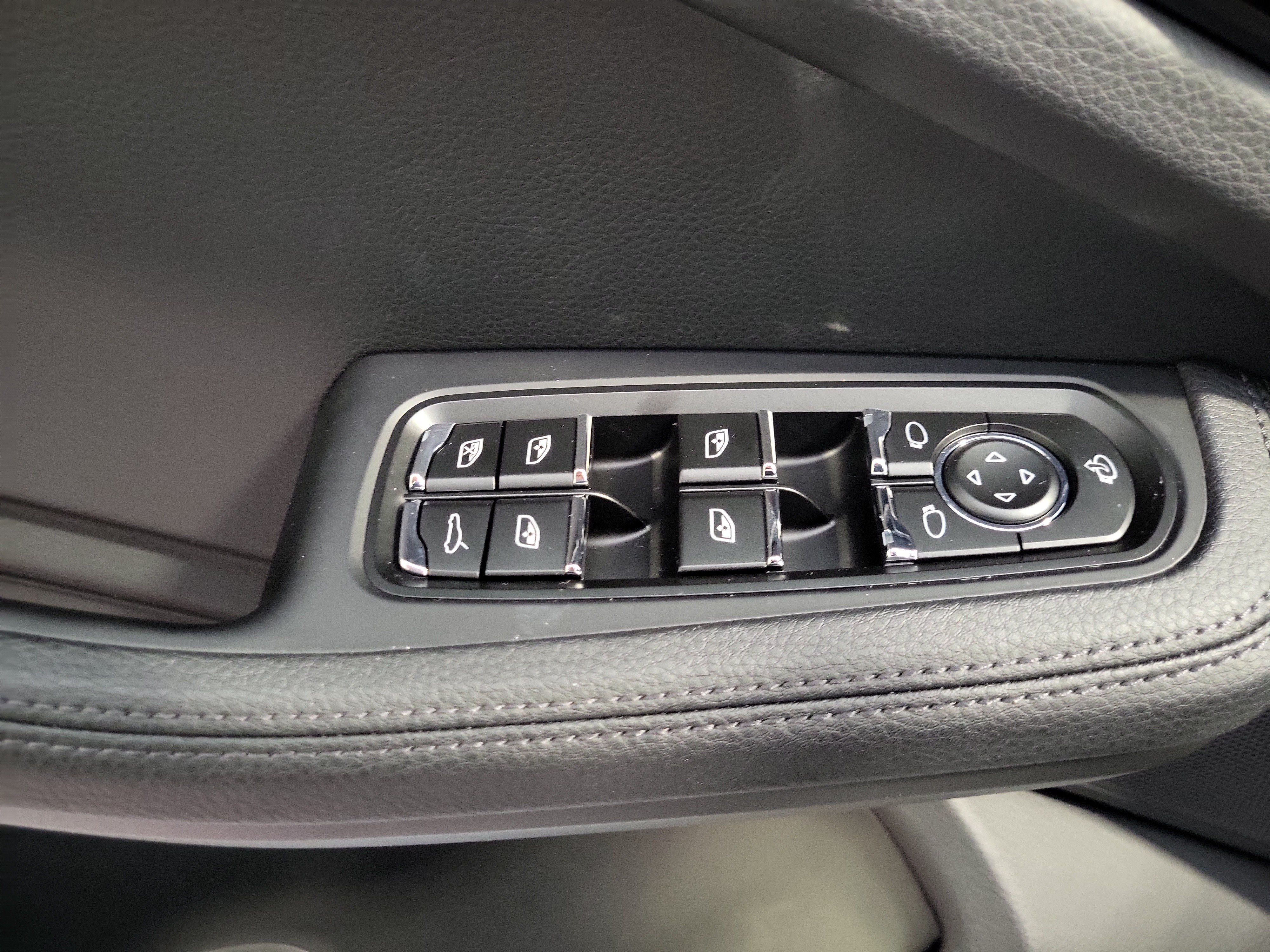 Certified 2026 Porsche Macan AWD/4WD image 19