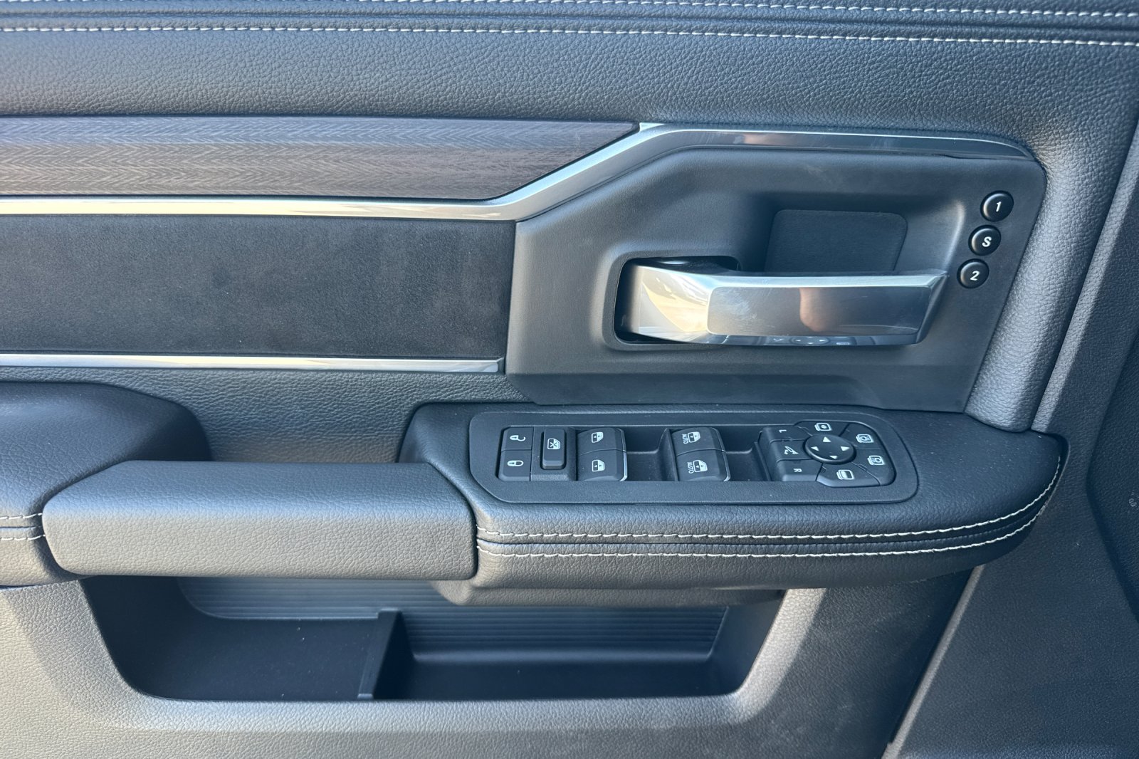 New 2026 RAM 3500 Laramie AWD/4WD image 10