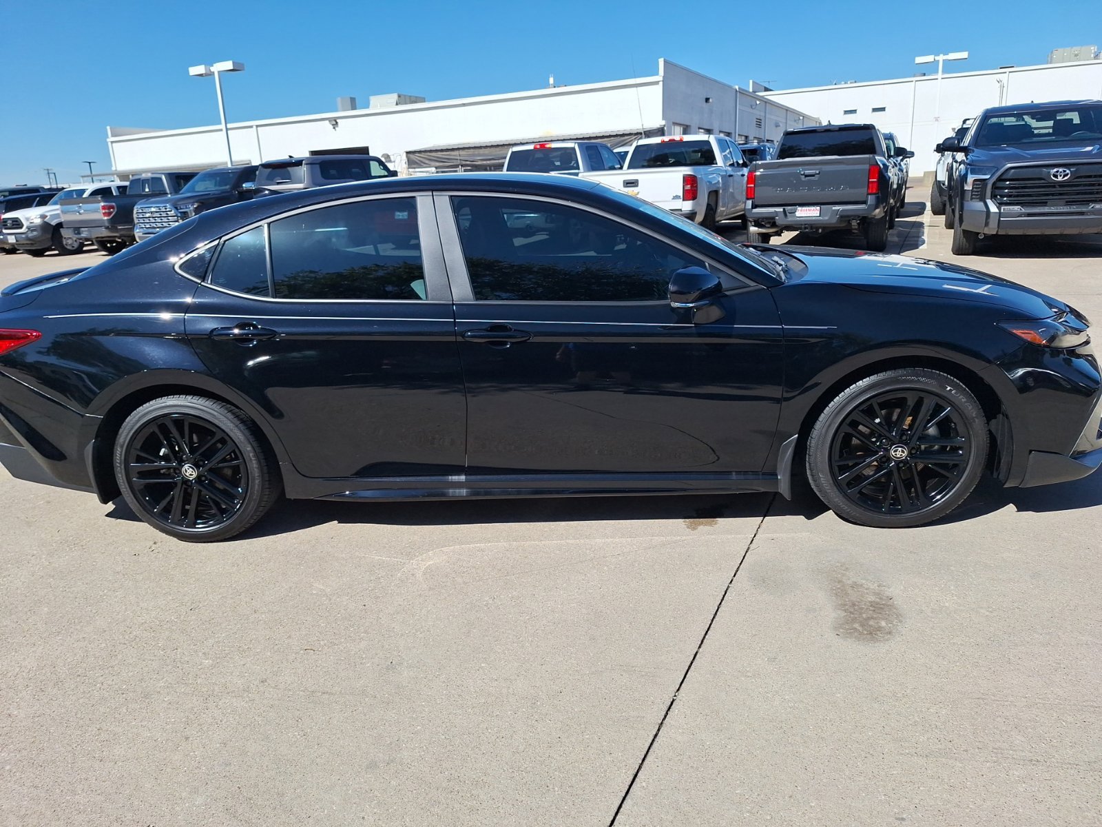 Used 2025 Toyota Camry SE w/ Convenience Package FWD image 7