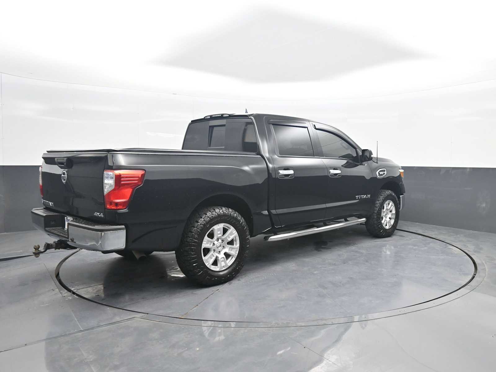 Used 2017 Nissan Titan SV AWD/4WD image 8