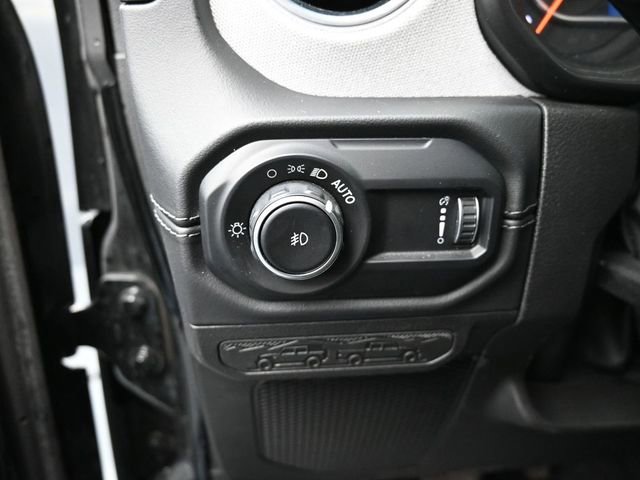 Used 2025 Jeep Wrangler Sahara image 13