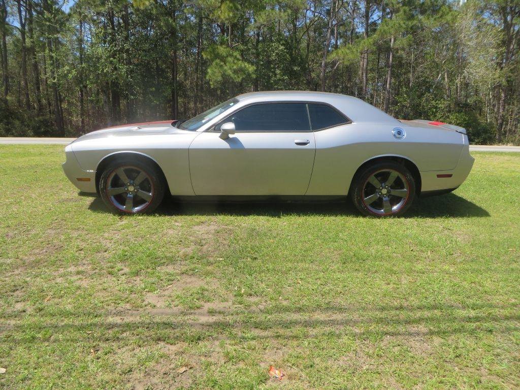 Used 2013 Dodge Challenger SXT image 1