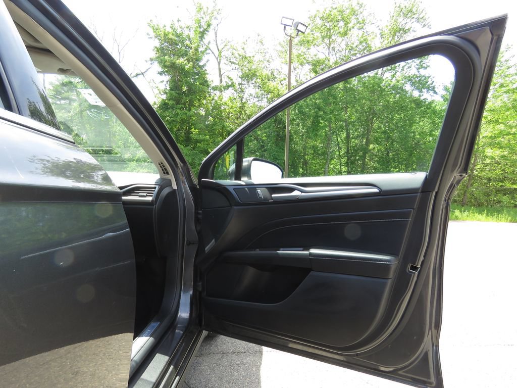 Used 2020 Ford Fusion Energi Titanium FWD image 12