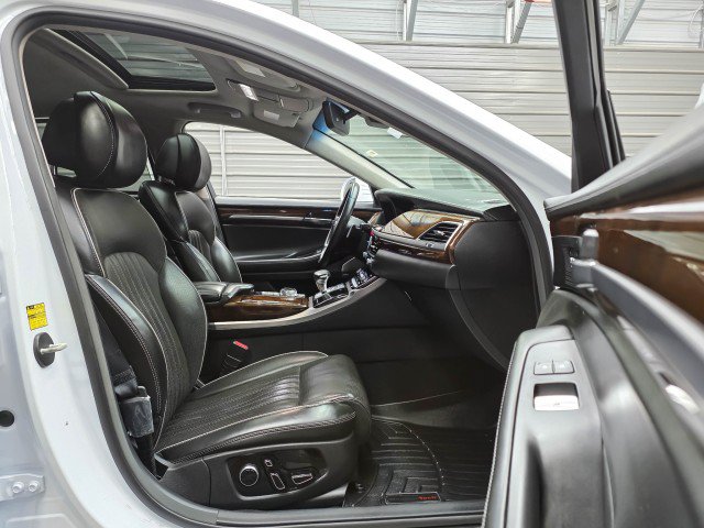 Used 2018 Genesis G90 3.3T Premium RWD image 15