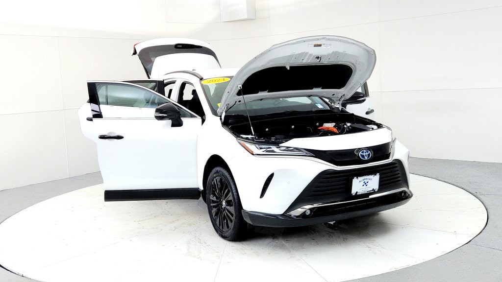 Used 2024 Toyota Venza Nightshade AWD/4WD image 9