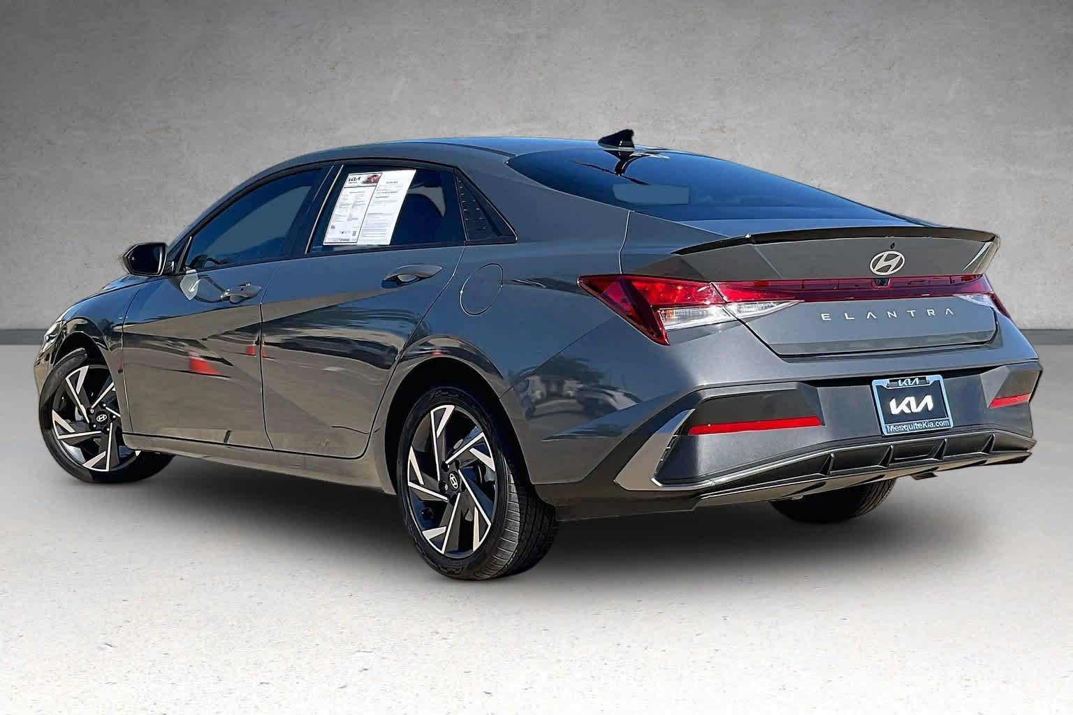 Used 2025 Hyundai Elantra Sport FWD image 4
