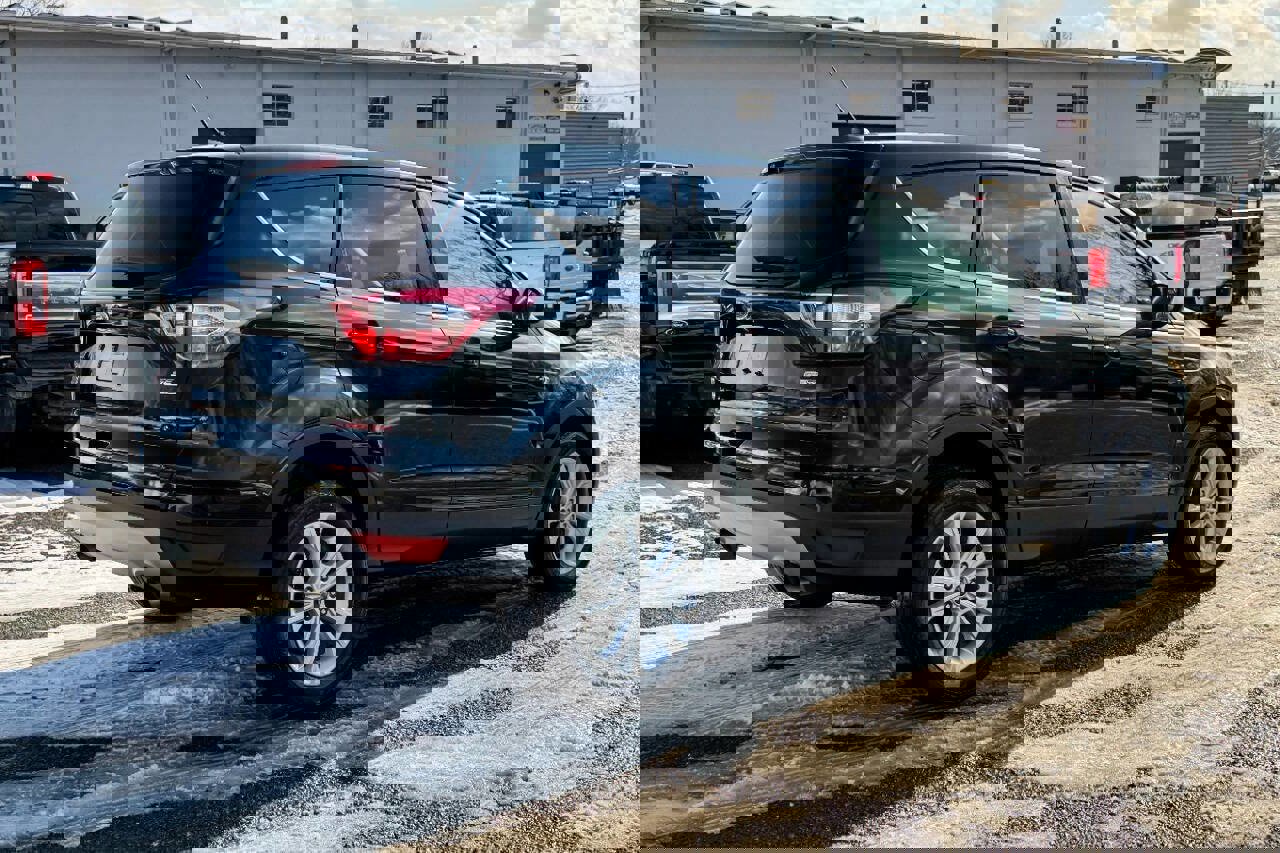Used 2017 Ford Escape SE w/ SE Cold Weather Package image 3