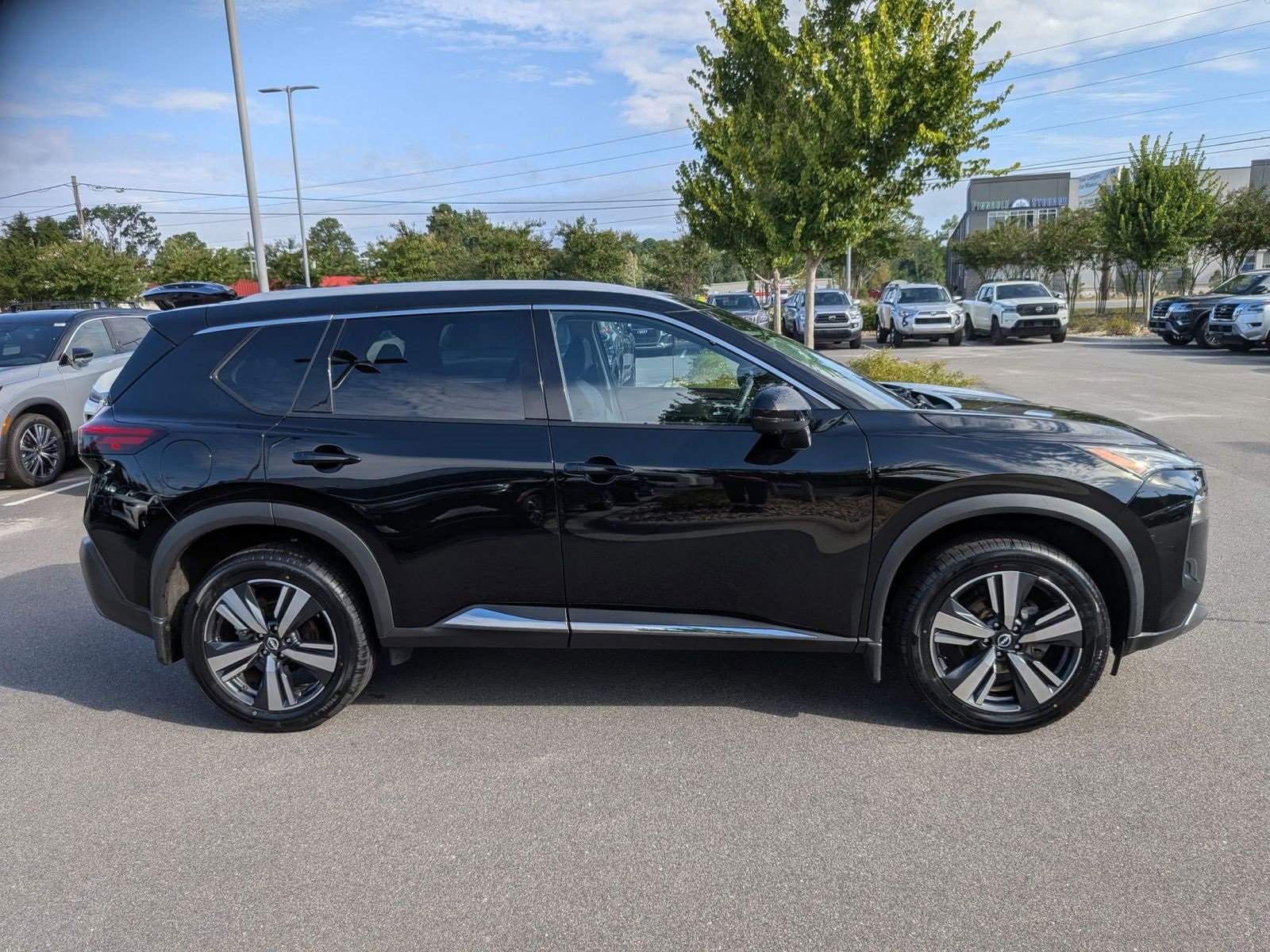 Used 2023 Nissan Rogue SL image 2