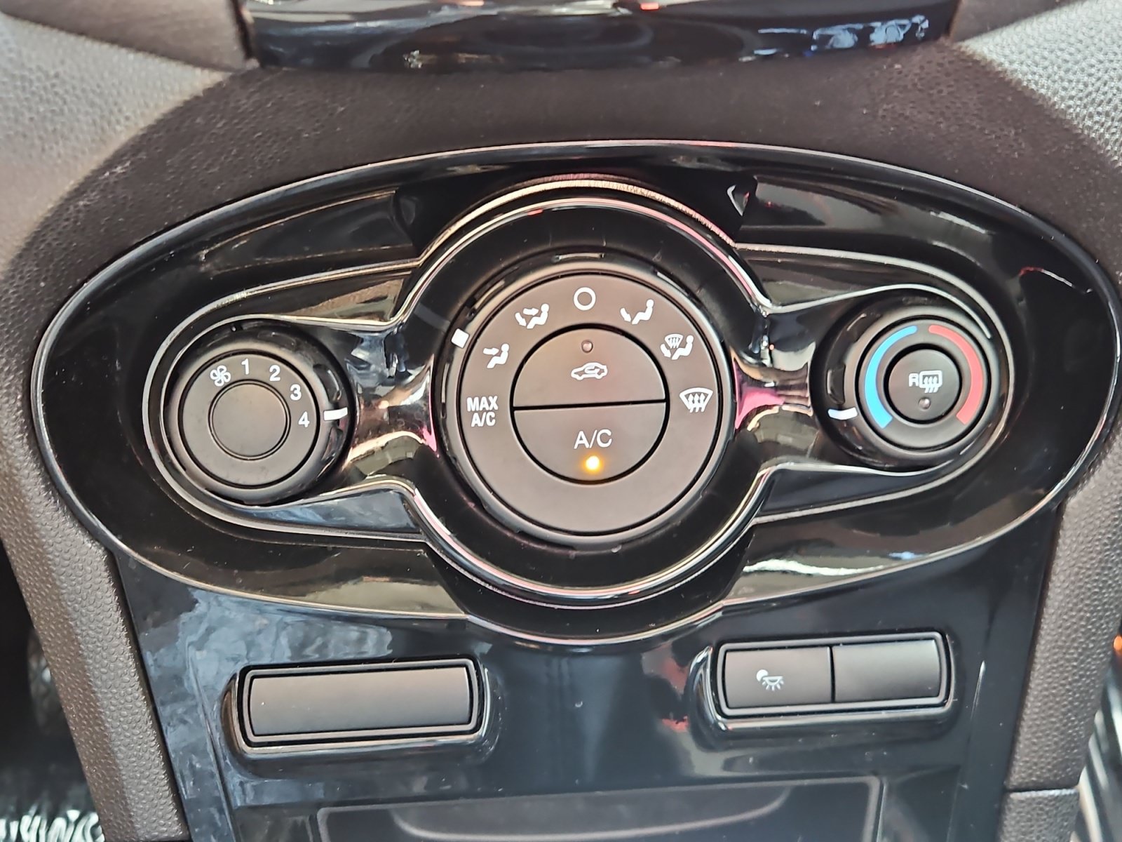Used 2015 Ford Fiesta SE FWD image 18