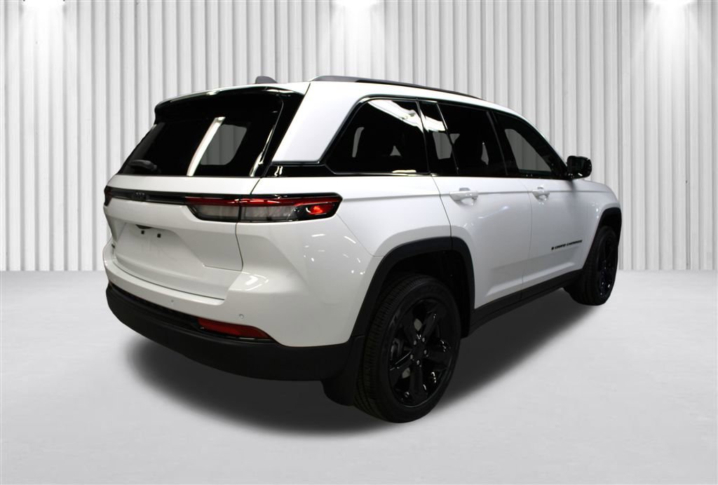 New 2025 Jeep Grand Cherokee Altitude image 3