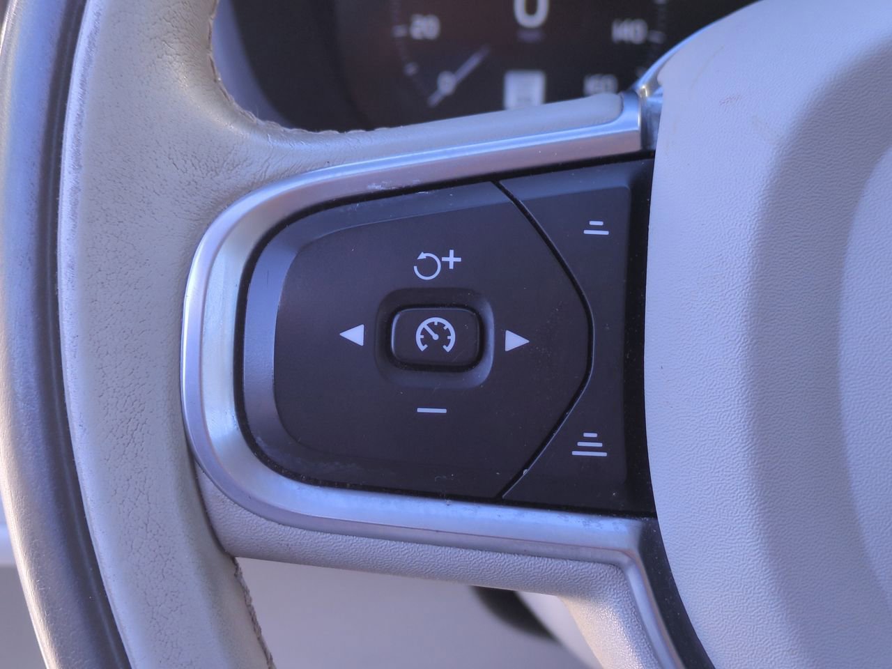 Used 2020 Volvo XC60 T8 Momentum image 20