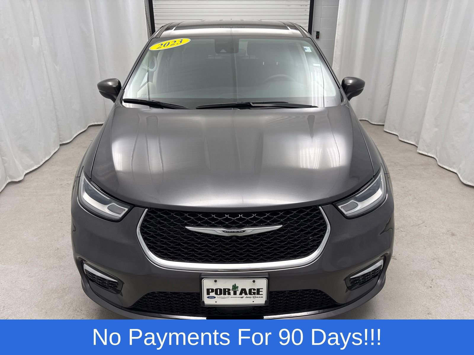 Used 2023 Chrysler Pacifica Touring-L FWD image 7