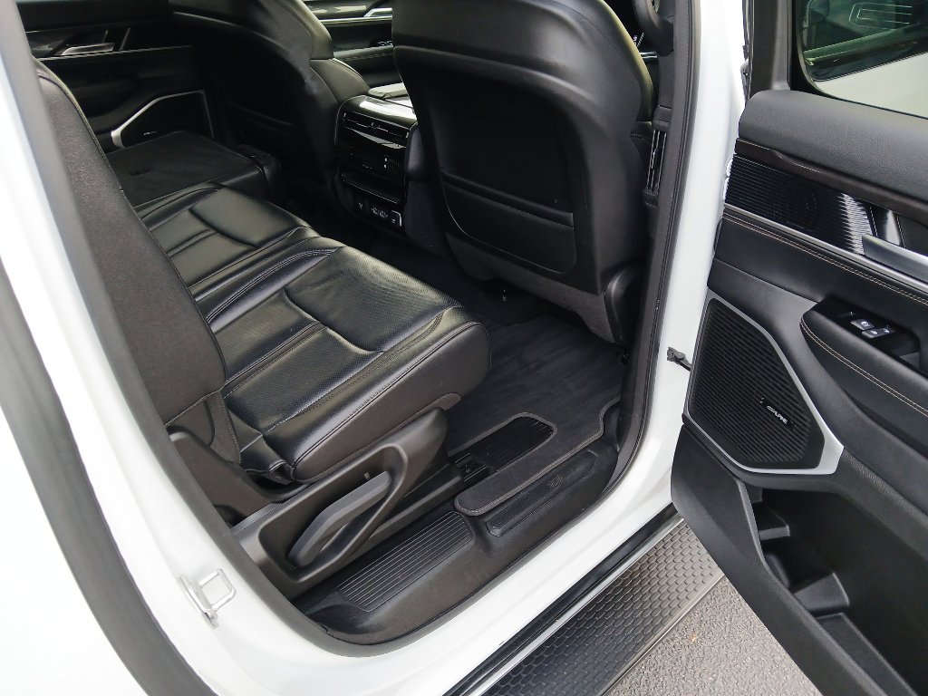 Used 2024 Jeep Wagoneer L Base image 34