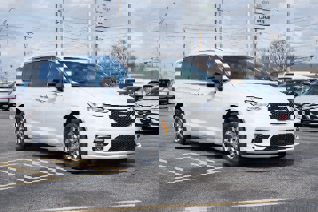 New 2026 Chrysler Pacifica Select image 7
