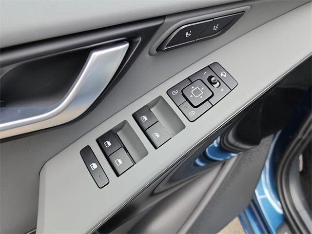 New 2025 Kia Niro SX Touring image 12