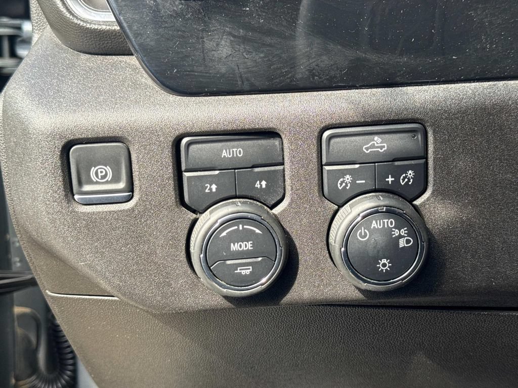 Used 2025 Chevrolet Silverado 1500 LT AWD/4WD image 28