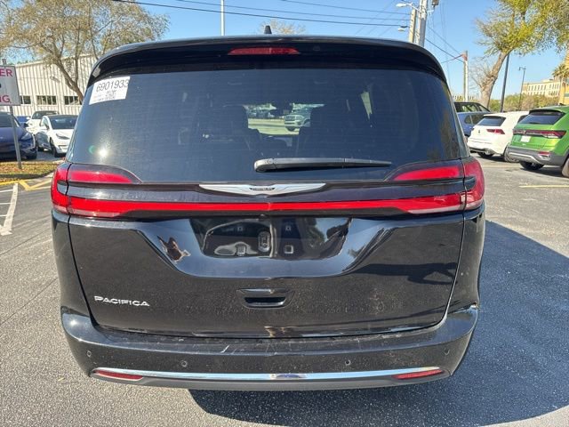 Used 2025 Chrysler Pacifica Select image 4