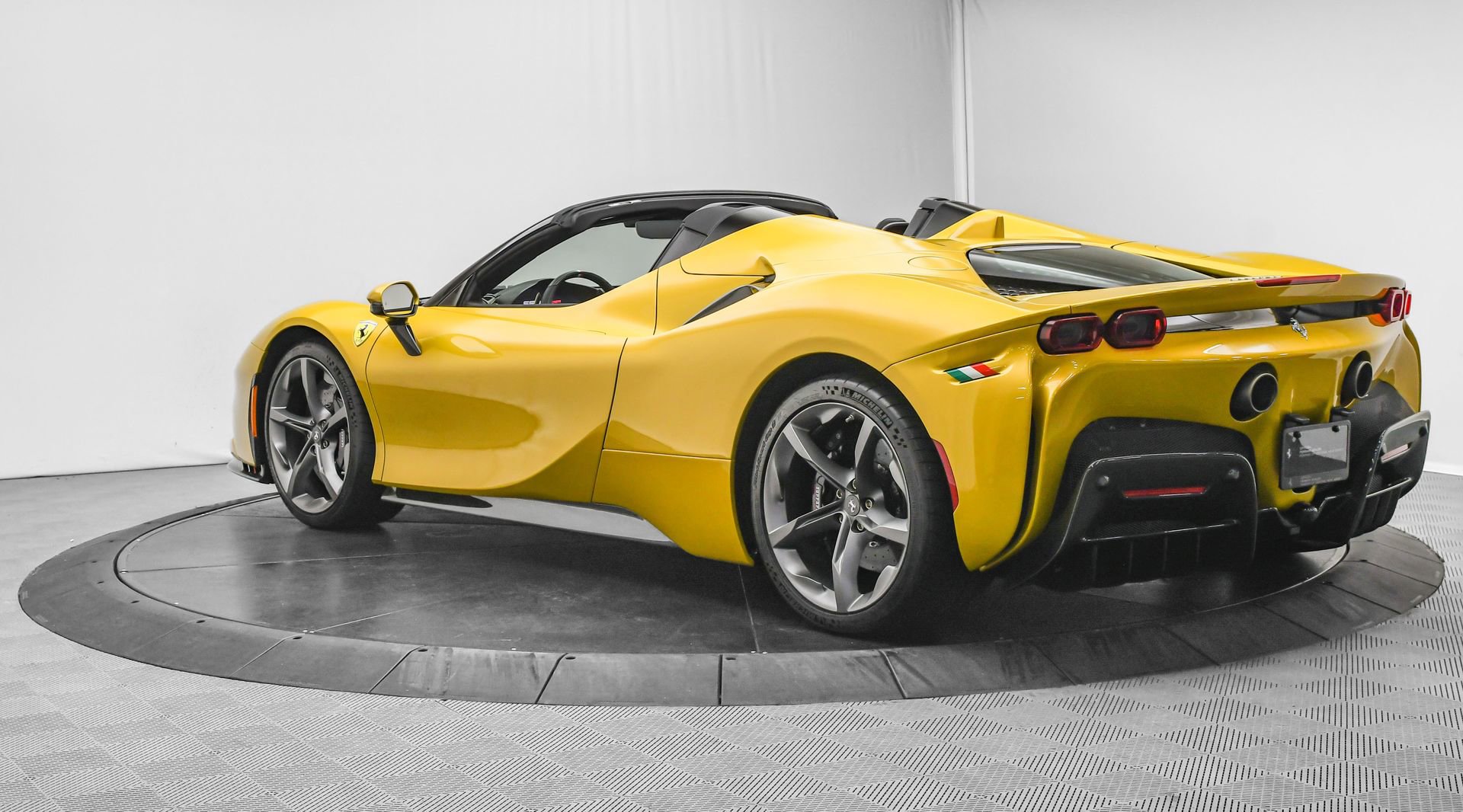 Used 2022 Ferrari SF90 Spider image 5