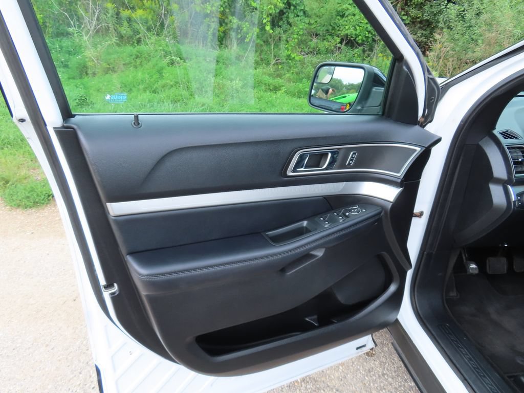 Used 2017 Ford Explorer XLT w/ Equipment Group 202A AWD/4WD image 24