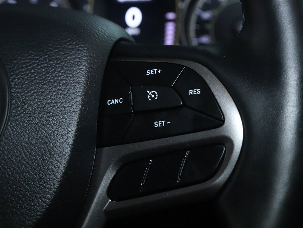 Used 2019 Jeep Cherokee Latitude Plus w/ Cold Weather Group AWD/4WD image 23