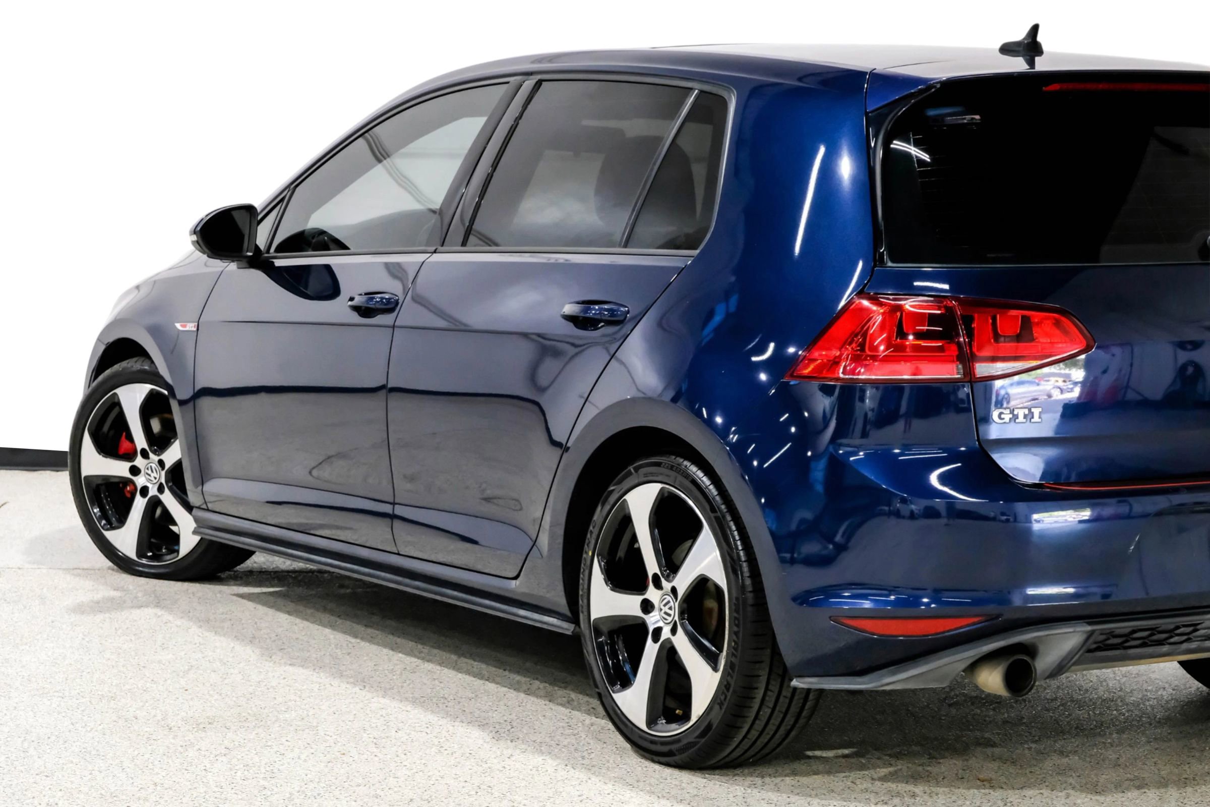 Used 2015 Volkswagen GTI SE FWD image 15